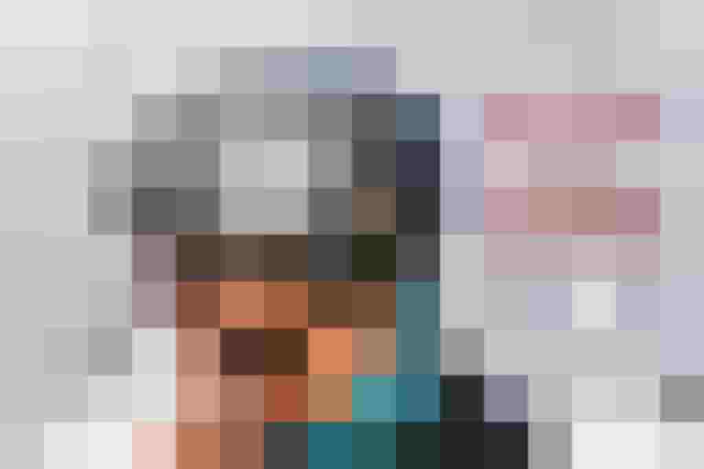 Cyclist with a black "RUSH the SERIES" helmet in profile, fastening the chin strap.